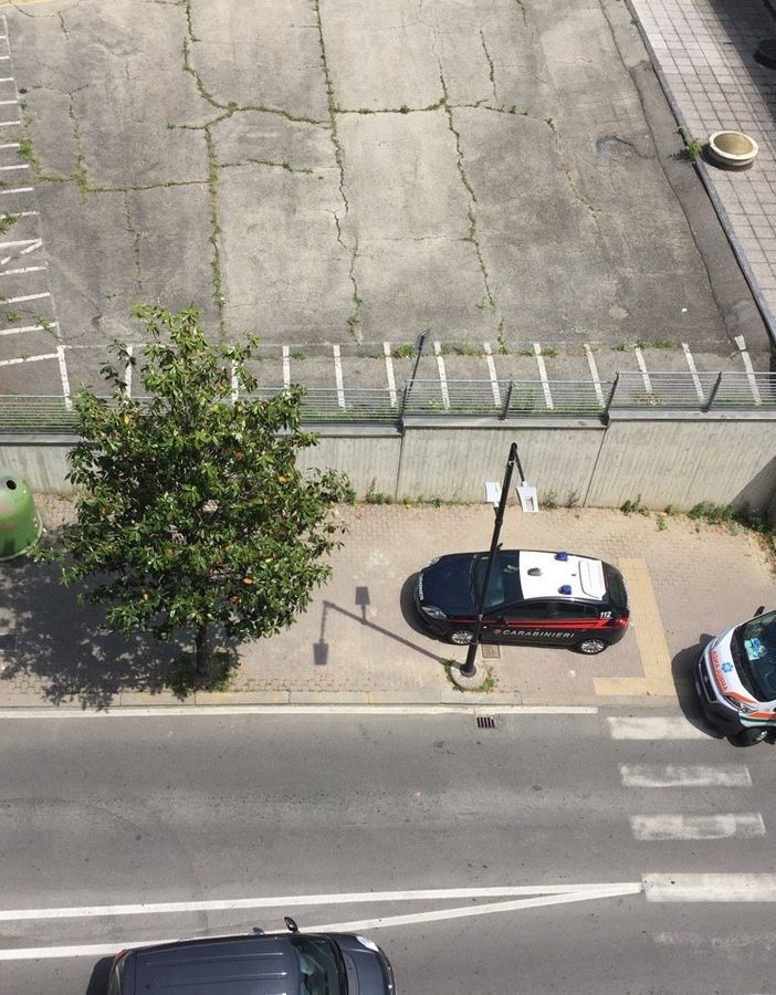 Carabinieri, polizia locale, 118 in corso Dante un uomo minaccia il suicidio