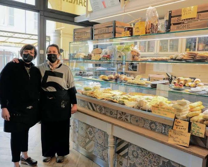 Asti, via Gobetti, le sorelle Quinto nel loro negozio Wellness fruit