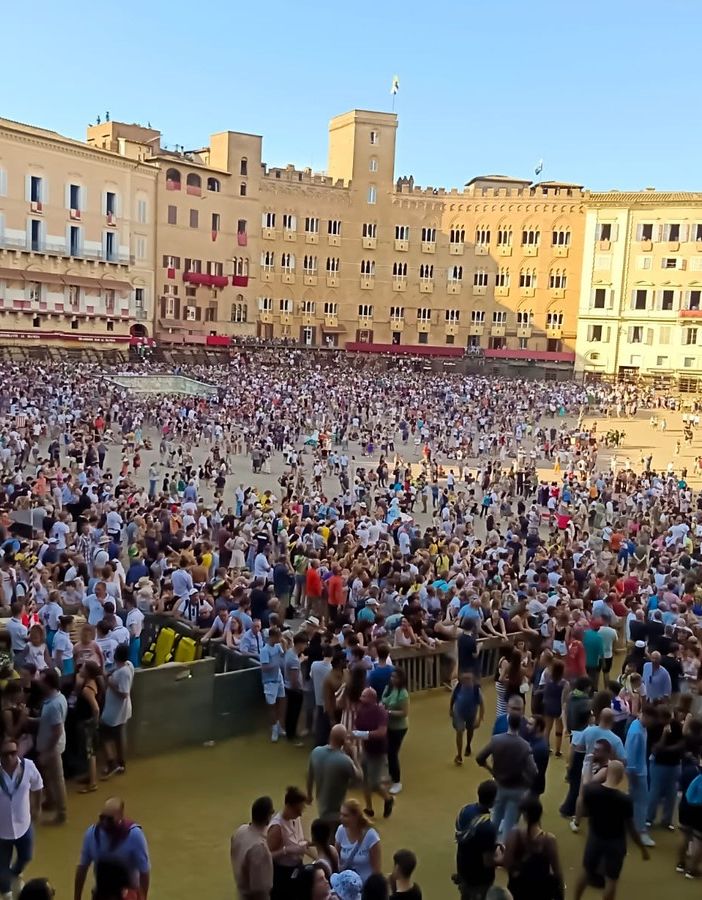 La Croce Verde Asti al Palio di Siena con alcuni volontari. In futuro gemellaggio con il Palio di Asti