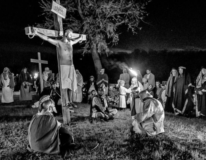 Una Via Crucis con riflessioni e preghiere organizzata dalla Parrocchia Santa Maria delle Ghiare di Castello di Annone