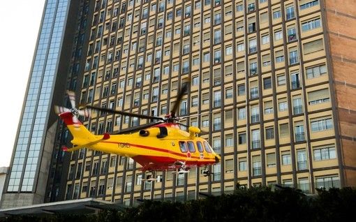 Precipita dal tetto di un capannone a Cavagnolo: muratore astigiano 45enne in prognosi riservata al Cto