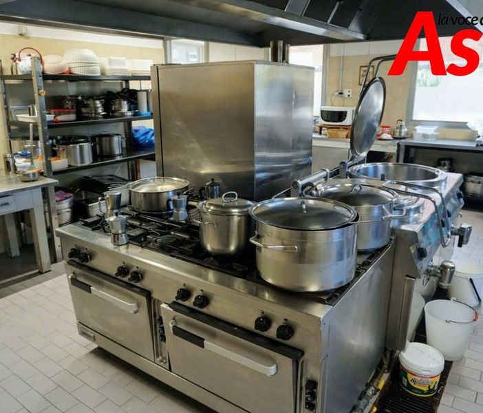 Una parte della cucina della mensa sociale