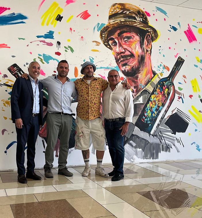 L'arte del vetro prende vita nel grande murales di Max Petrone