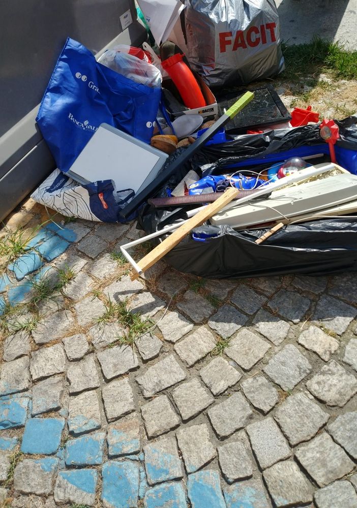 Alcune immagini di rifiuti abbandonati in corso Matteotti e nelle vie limitrofe
