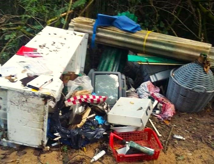 Discarica abusiva a cielo aperto sull'argine dietro il carcere di Quarto d'Asti fino a Castello di Annone