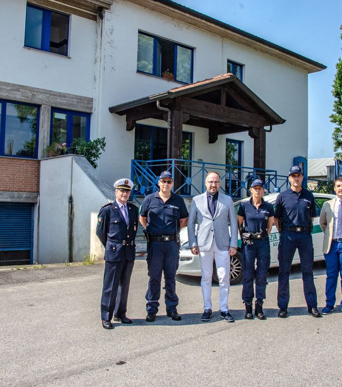Sindaco Rasero, assessore Bona, Comandante Polizia Municipale Saracco ed alcuni agenti con le nuove divise