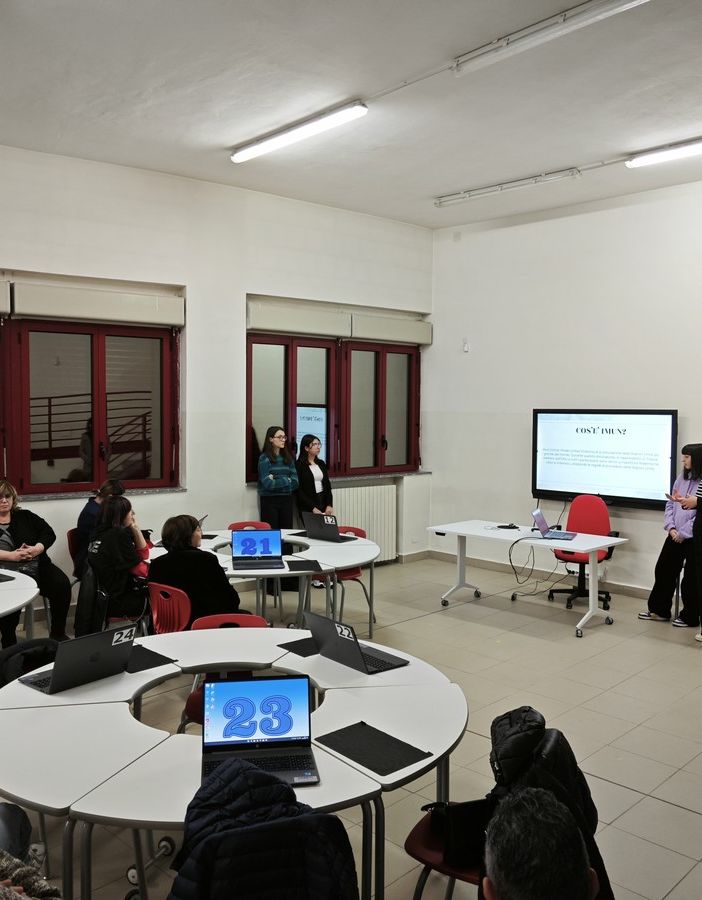 Due studentesse spiegano agli spettatori il progetto IMUN