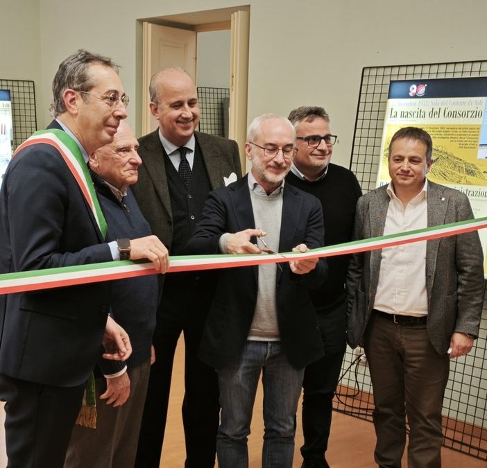 Il taglio del nastro. Da sinistra: Paolo Lanzavecchia, Piercarlo Grimaldi, Edoardo Vallarino Gancia, Lorenzo Barbero, Flavio Scagliola e Gianmario Cerutti