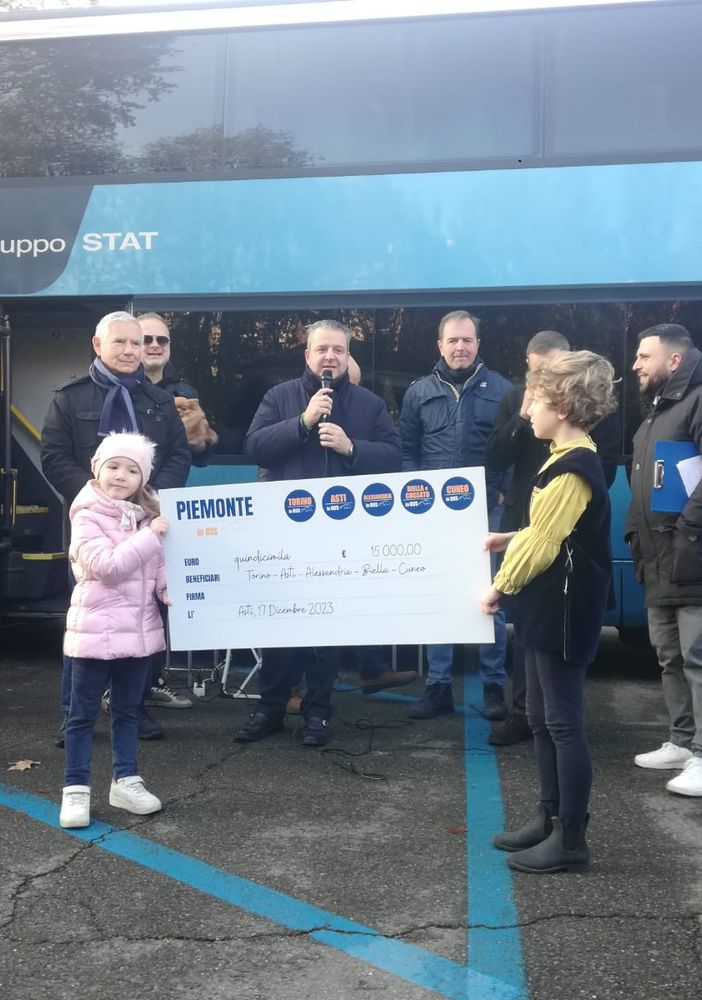 Piemonte in Bus premia con un assegno l'Ospedale Cardinal Massaia e Associazione Auser