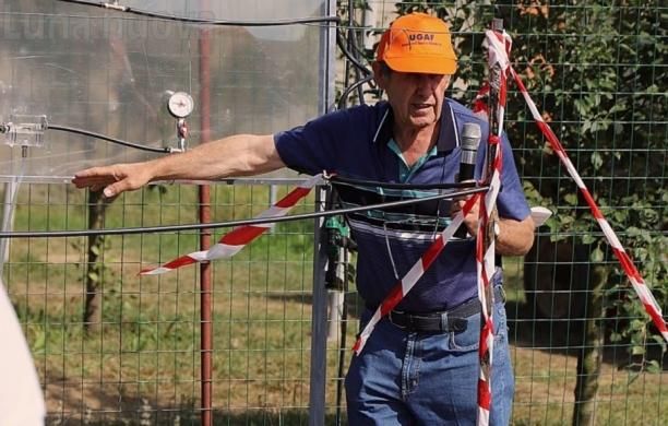 Mario Beccaria spiega il funzionamento dell'impianto IRRISOR alla Scuola di Cumiana