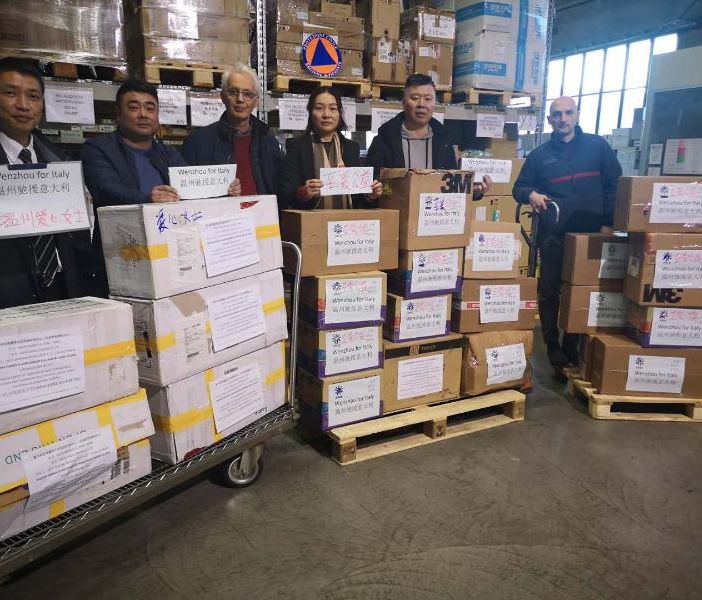 La comunità cinese di Torino tende la mano al Piemonte, donando materiale sanitario