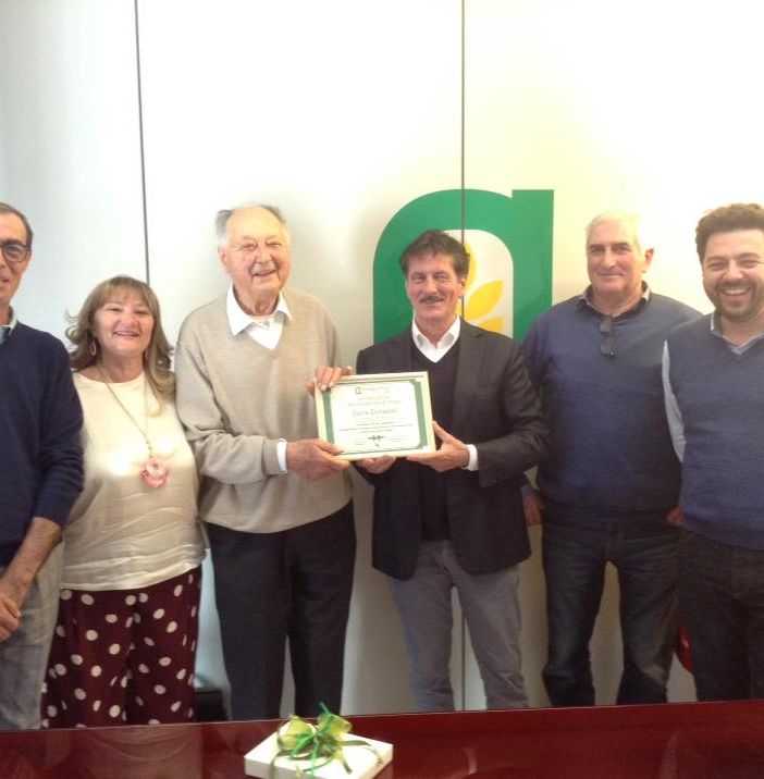 Luca Durandi (terzo da sinistra), l'anno scorso durante i festeggiamenti per il suo 90° compleanno, presso la sede di Confagricoltura Asti