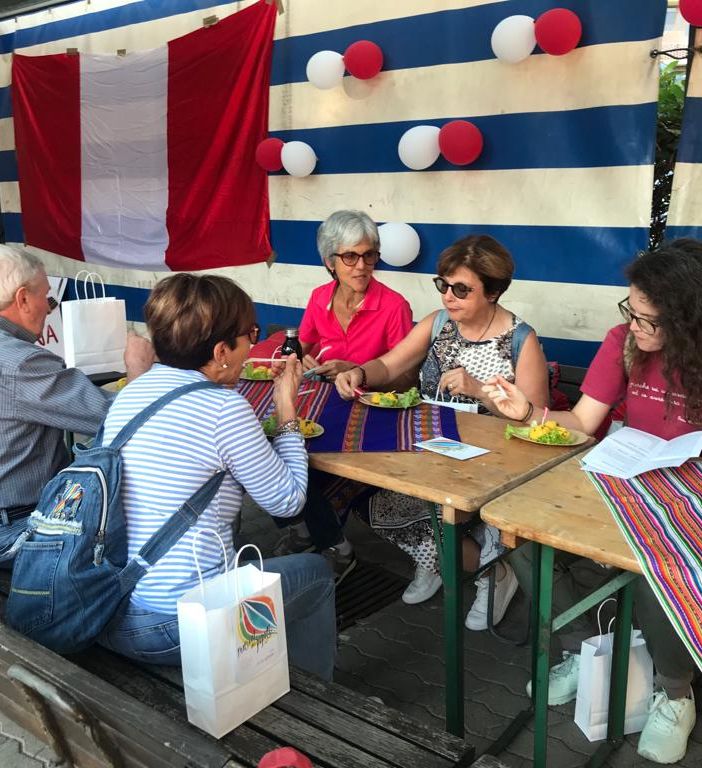 Al Festival dei Popoli &quot;Eat and walk&quot;: la camminata etnogastronomica parte con il piede giusto [FOTO]