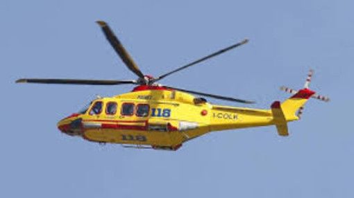 Auto esce di strada sulla A21 e &quot;carambola&quot; contro il guardrail. Intervenuto elisoccorso, due i feriti
