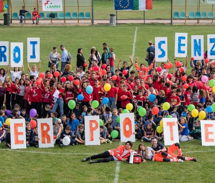 Nel cuore di Asti oggi tanti Eroi Senza Superpoteri: 600 studenti per il flash mob Anpas