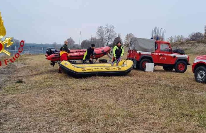 Nuova esercitazione per i vigili del fuoco di Asti in Tanaro