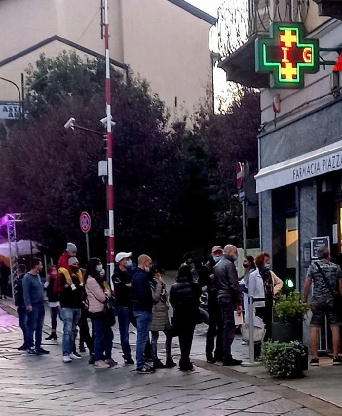 La Farmacia di piazza Roma ieri sera (MerfePhoto)