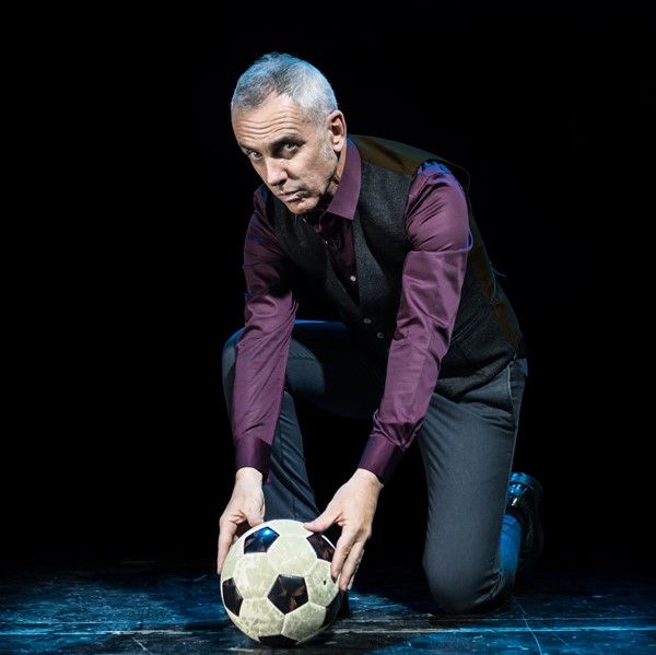 &quot;Il rigore che non c'era&quot;. Il grande storyteller Federico Buffa &quot;segna&quot; al Teatro Alfieri di Asti