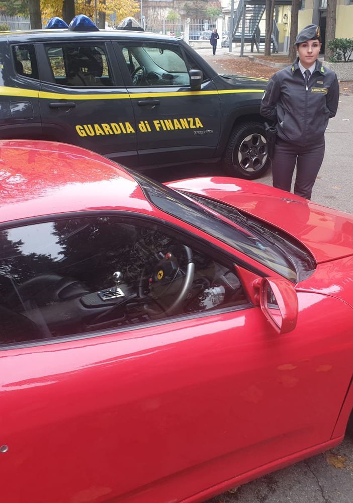 Operazione Cavallino: la Guardia di finanza di Asti sequestra falsa Ferrari F430 [VIDEO]