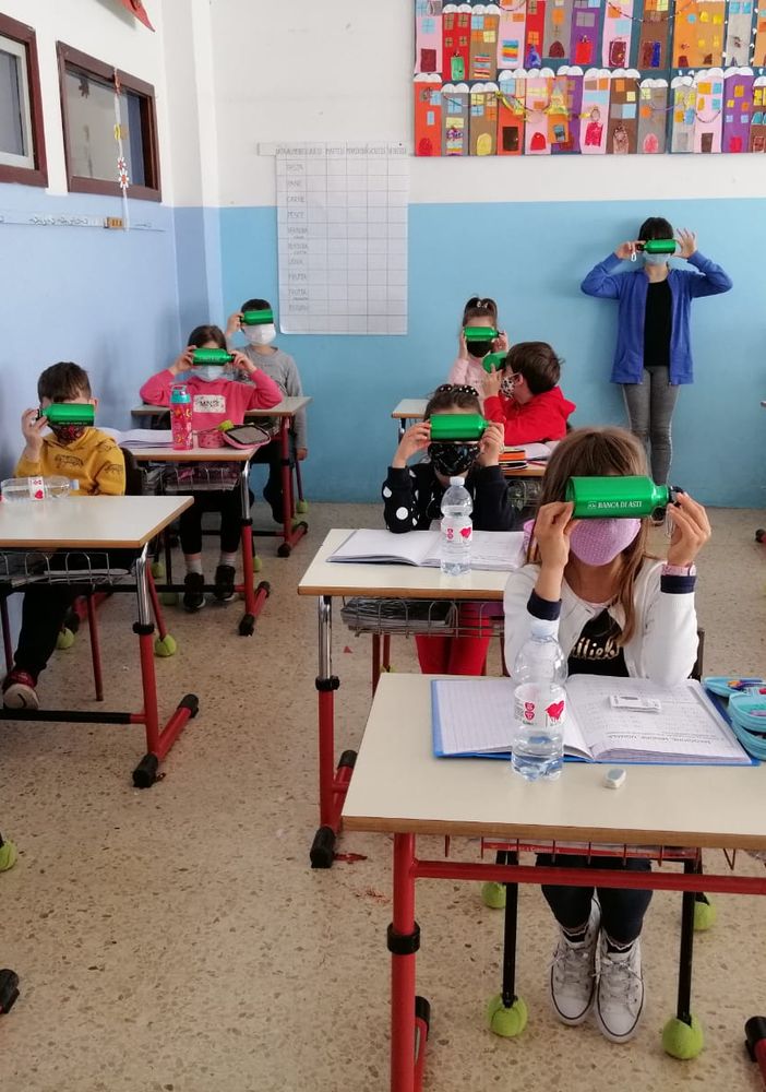I bimbi della Ferraris con le loro borracce