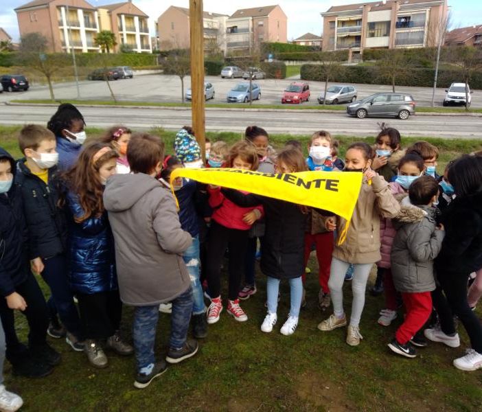 Oggi in via Madre Teresa di Calcutta i bimbi hanno partecipato alla messa a dimora di nuovi alberi
