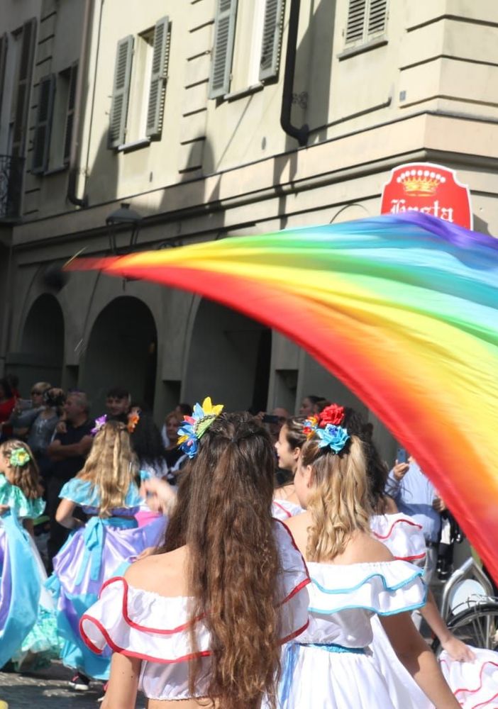 Un paio di immagini (la seconda a fine articolo) relative una precedente edizione della Festa dei Popoli