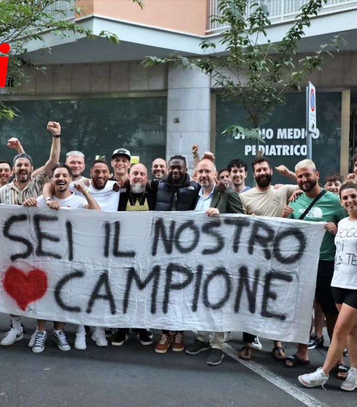 I festeggiamenti sotto casa del neo campione del mondo dei pesi medi di boxe, Etinosa Oliha (galleria fotografica a cura di Efrem Zanchettin)
