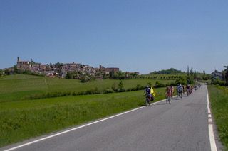 Cicloturisti da tutta Italia tra le colline Unesco di Langhe, Roero e Monferrato