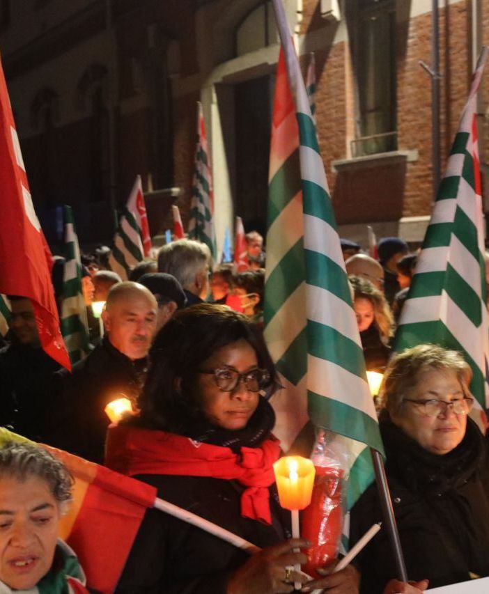 La fiaccolata organizzata dai sindacati in occasione della chiusura della struttura (merphefoto)