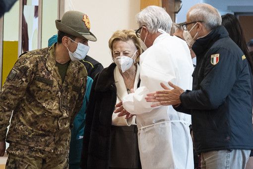 Il generale Francesco Paolo Figliuolo nella fondazione albese accolto da Maria Franca Ferrero (Fotoservizio di Barbara Guazzone)