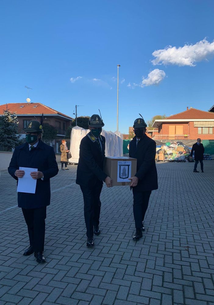 Tappi in plastica e materiale vario per 'Adotta un mattone' alla casa di accoglienza di Candiolo