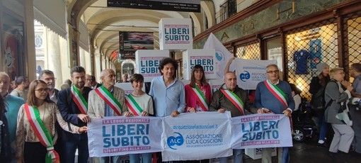 Fine vita, un passo verso la legge regionale: consegnate 11 mila firme dall'associazione Luca Coscioni [FOTO]