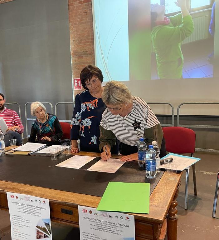 Un immagine della sottoscrizione dell'accordo