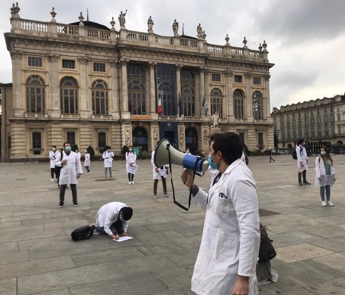 Scende in piazza la rabbia dei medici specializzandi: “Siamo lavoratori solo quando bisogna coprire i turni, pretendiamo rispetto” [FOTO e VIDEO]