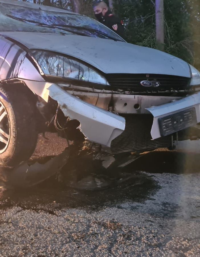 Perde il controllo della sua auto e sbanda ribaltandosi, anziano ferito