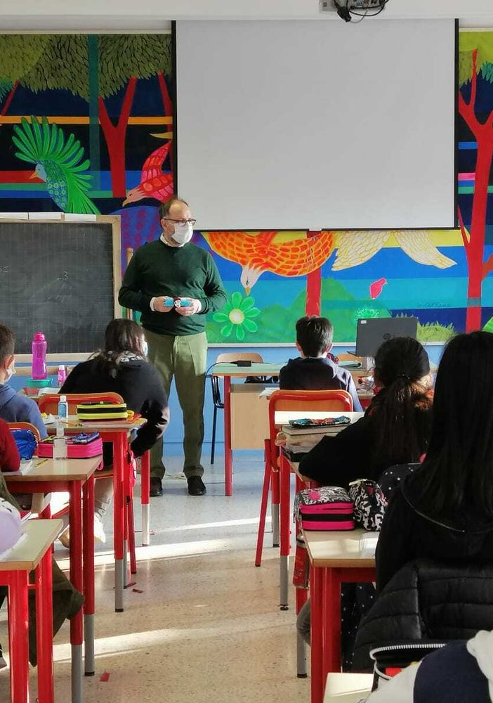 Il sindaco Rasero con la dirigente scolastica Longo durante la visita alla scuola