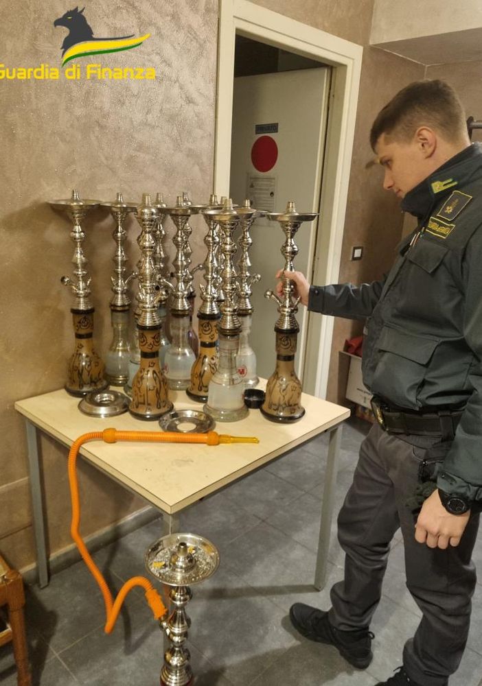 La Guardia di Finanza di Asti sequestra 9 kg di melassa per narghilè in due locali
