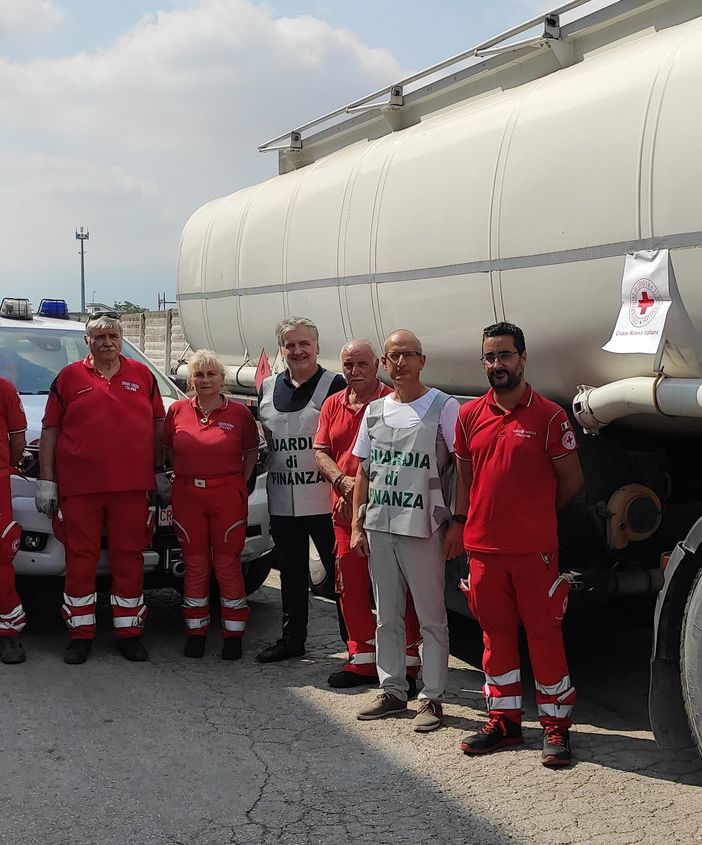 Dalla Guardia di Finanza di Asti in dono alla Croce Rossa italiana due articolati e 28mila litri di gasolio
