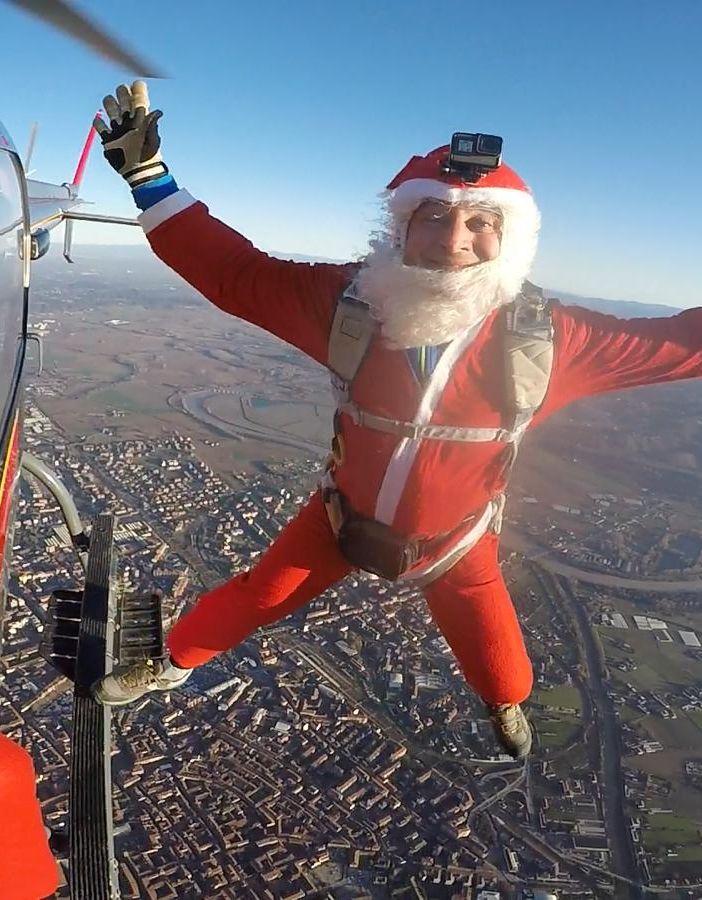 Babbo Natale arriva dal cielo: un evento spettacolare per sostenere la Mensa Sociale di Asti