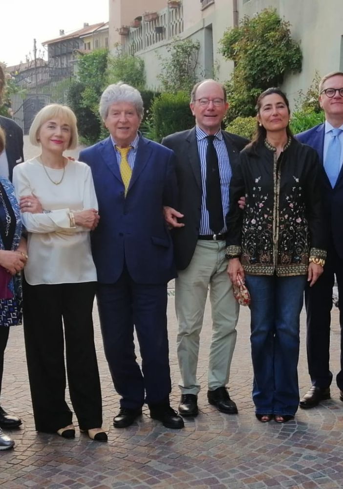 L'avvocato Della Valle ritratto con il consiglio direttivo del Rotary Club