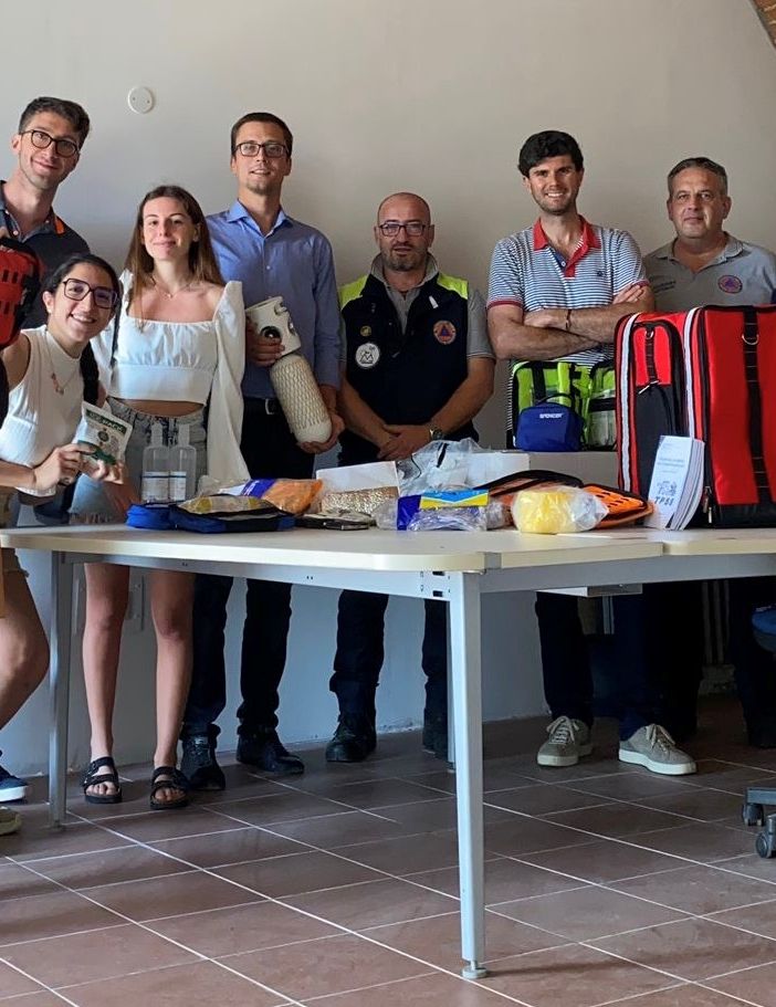 Foto di gruppo post donazione del kit di Pronto Soccorso