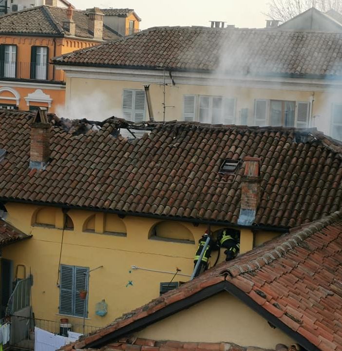 A Canelli incendio tetto all'alba