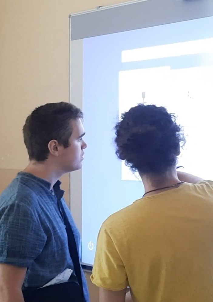 La storia di Michele, astigiano coraggioso. Il suo autismo non ha impedito il diploma al liceo artistico