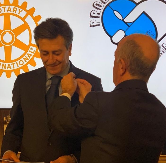 Il Prefetto Ventrice mentre viene insignito della “Paul Harris Fellow” da parte del Rotary Club Novara Val Ticino