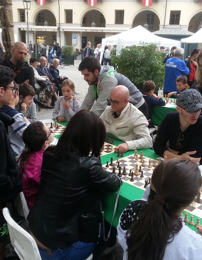 Ad Asti Unicef festeggia i nonni giocando a scacchi. Gradite le coppie nonno-nipote