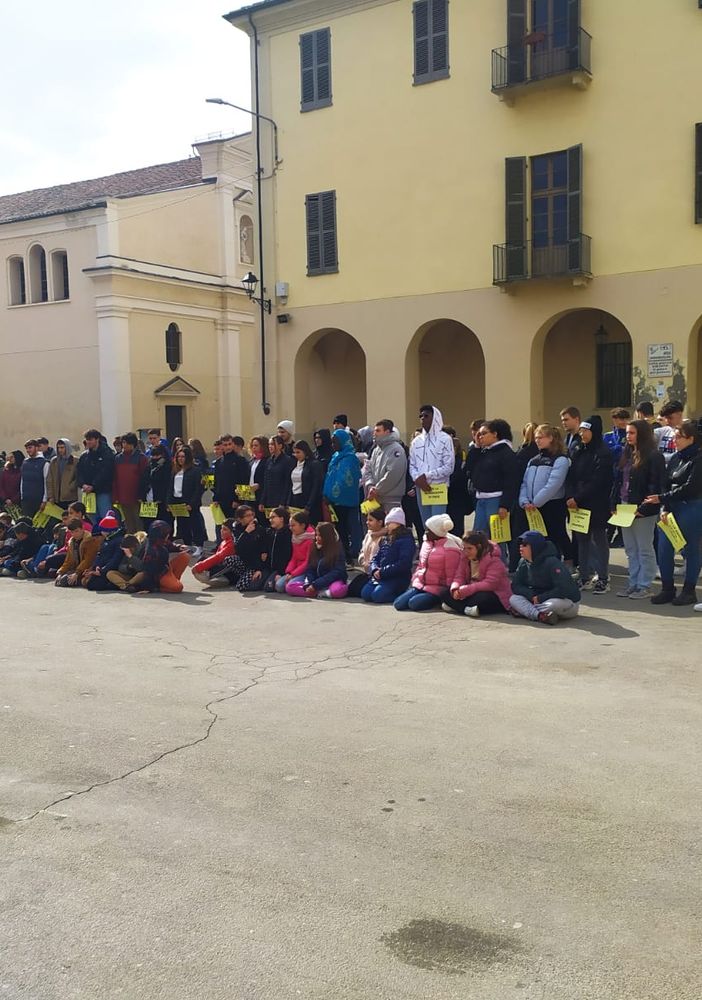 8 marzo: un flash mob degli studenti del Penna di San Damiano per le donne iraniane (FOTO)