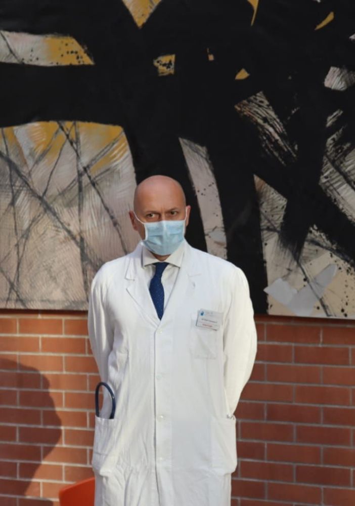 Professor Francesco De Rosa, ospedale di Asti, davanti a un quadro