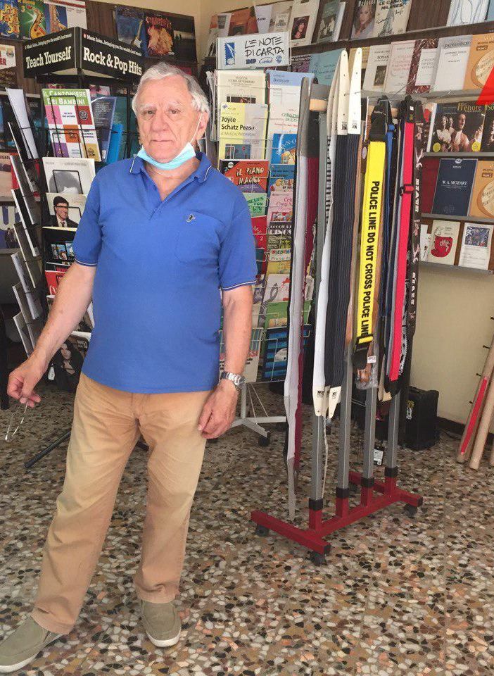 Franco Rabino ritratto nel suo negozio