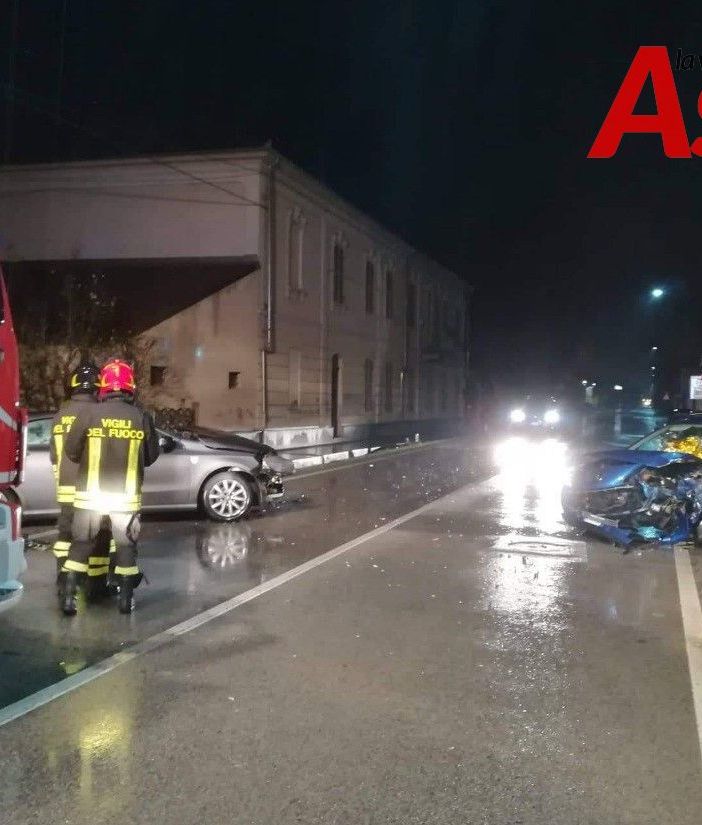 Frontale a San Marzanotto. Incastrato nell'auto ha avuto bisogno dell'intervento dei Vigili del Fuoco per essere estratto