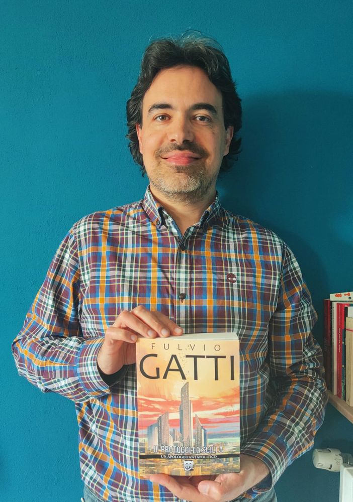 L'autore Fulvio Gatti con in mano una copia di &quot;Protocollo Scilla&quot;